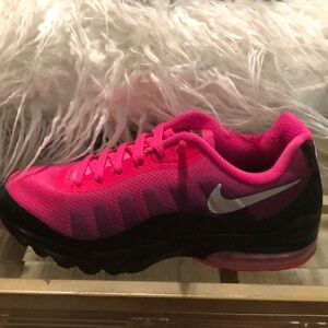 Women black/hot pink Nike size 8.5 (used two times indoors)